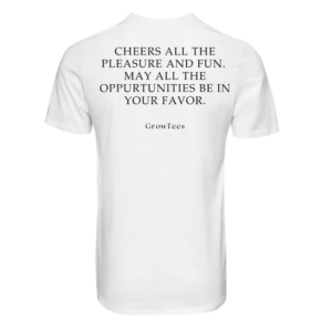 Een wit T-shirt met de inspirerende tekst 'Cheers all the pleasure and fun, may all the opportunities be in your favor,' perfect om positiviteit en optimisme uit te stralen